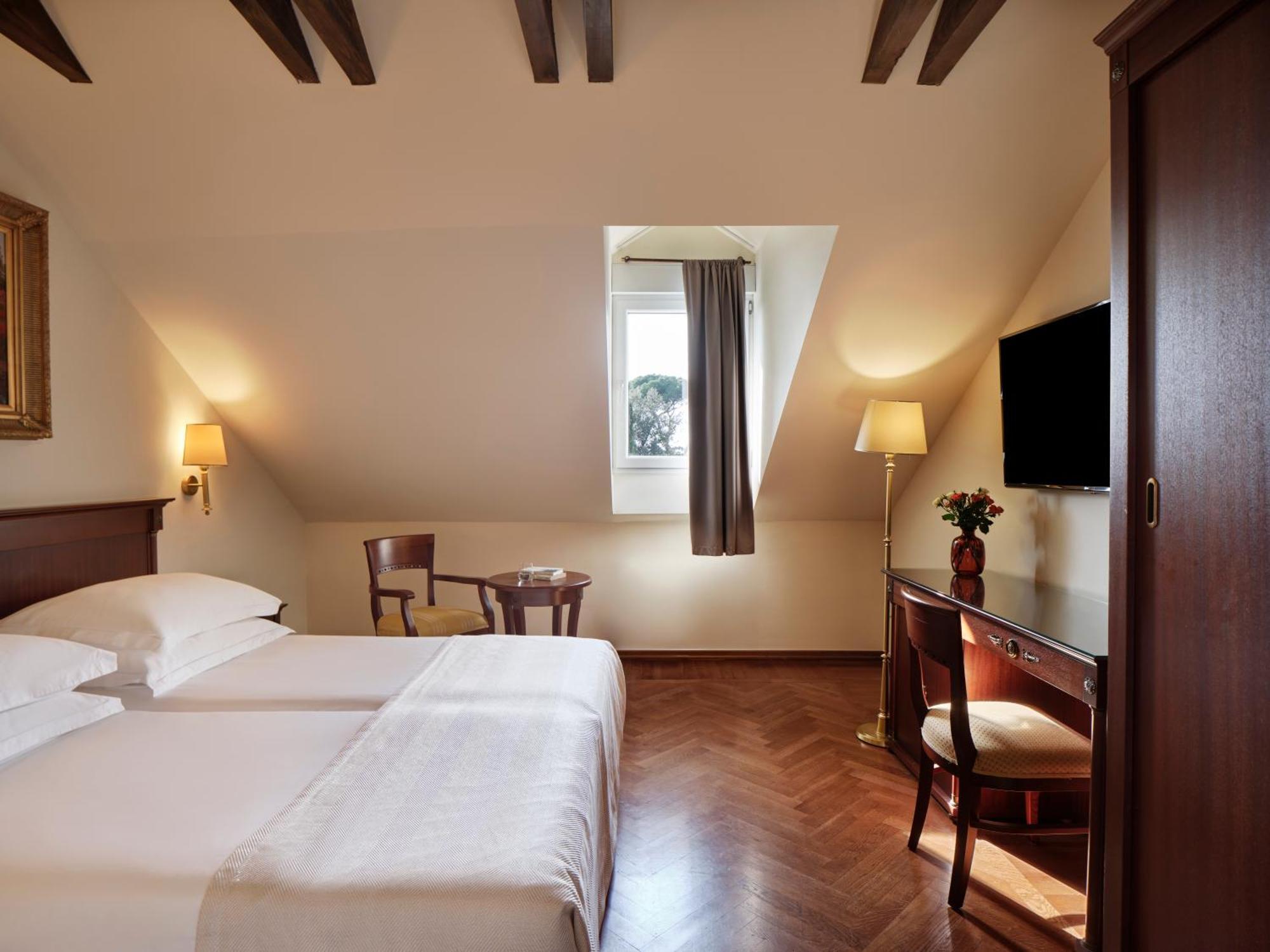 Standard Double Room Roof Window